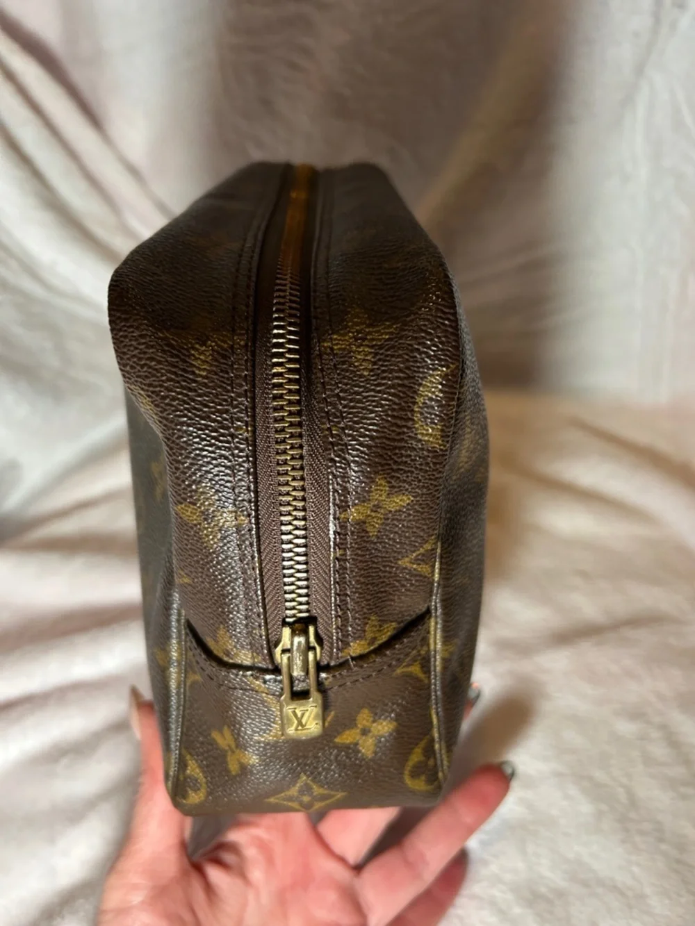 400. Louis Vuitton Trousse de Toilette 28